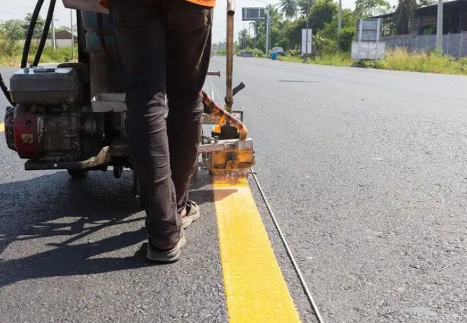 道路熱熔標(biāo)線施工在春、夏兩季施工分別應(yīng)注意哪些事項(xiàng)？