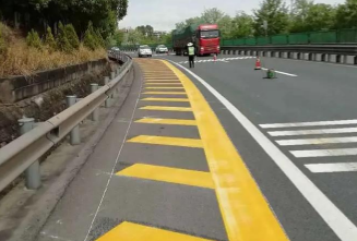 十堰恐龍化工創(chuàng)新驅(qū)動(dòng)，引領(lǐng)道路標(biāo)線漆生產(chǎn)新高度